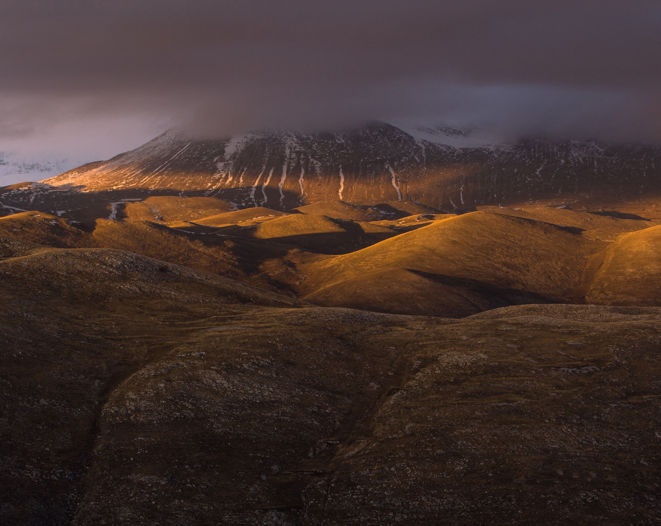 Ultime luci Monte Bolza, Italia centrale.