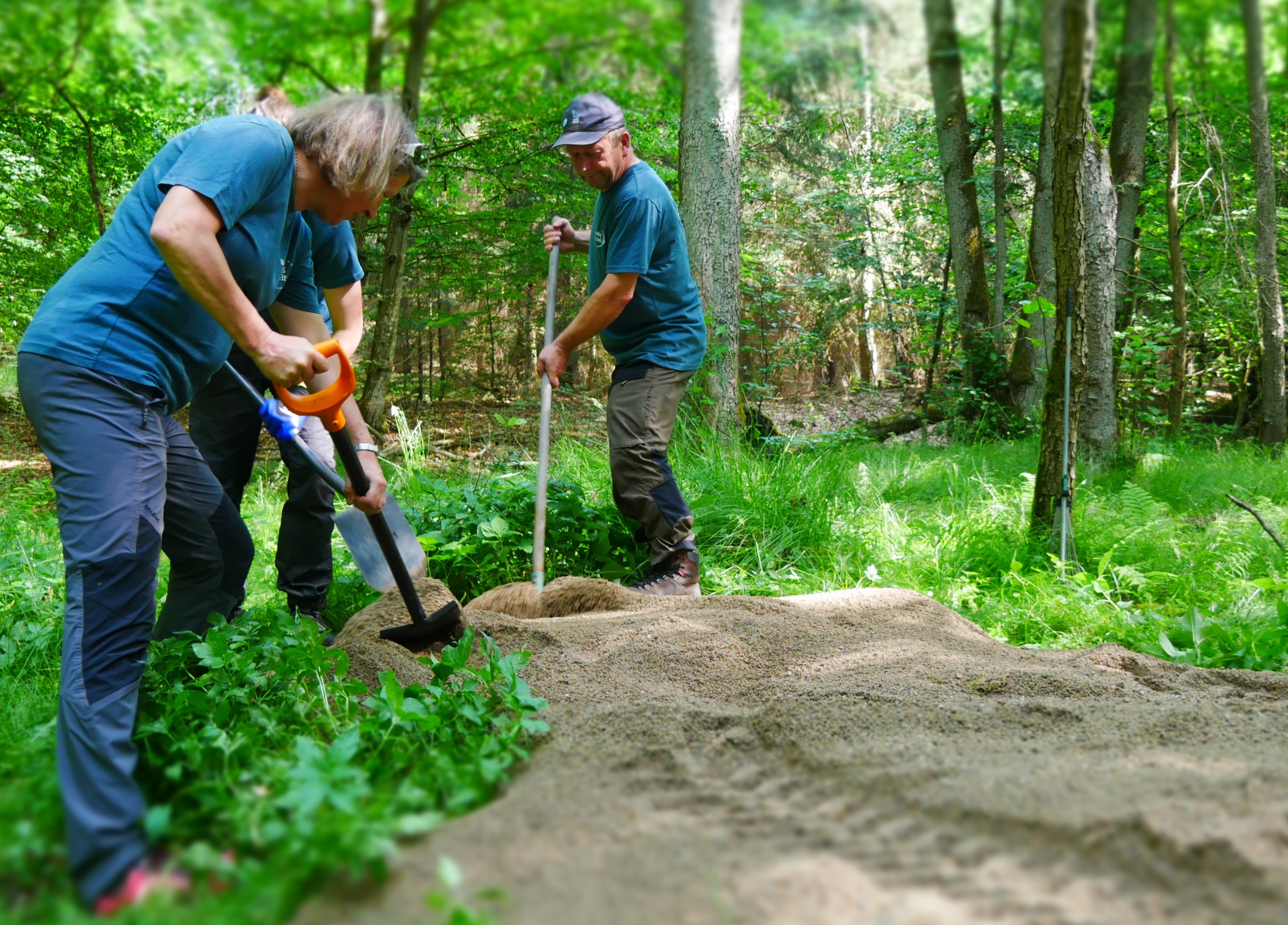Prace terenowe mające na celu zamknięcie sztucznego rowu i ponowne nawodnienie obszaru, rzeka Gowienica, Delta Odry.
