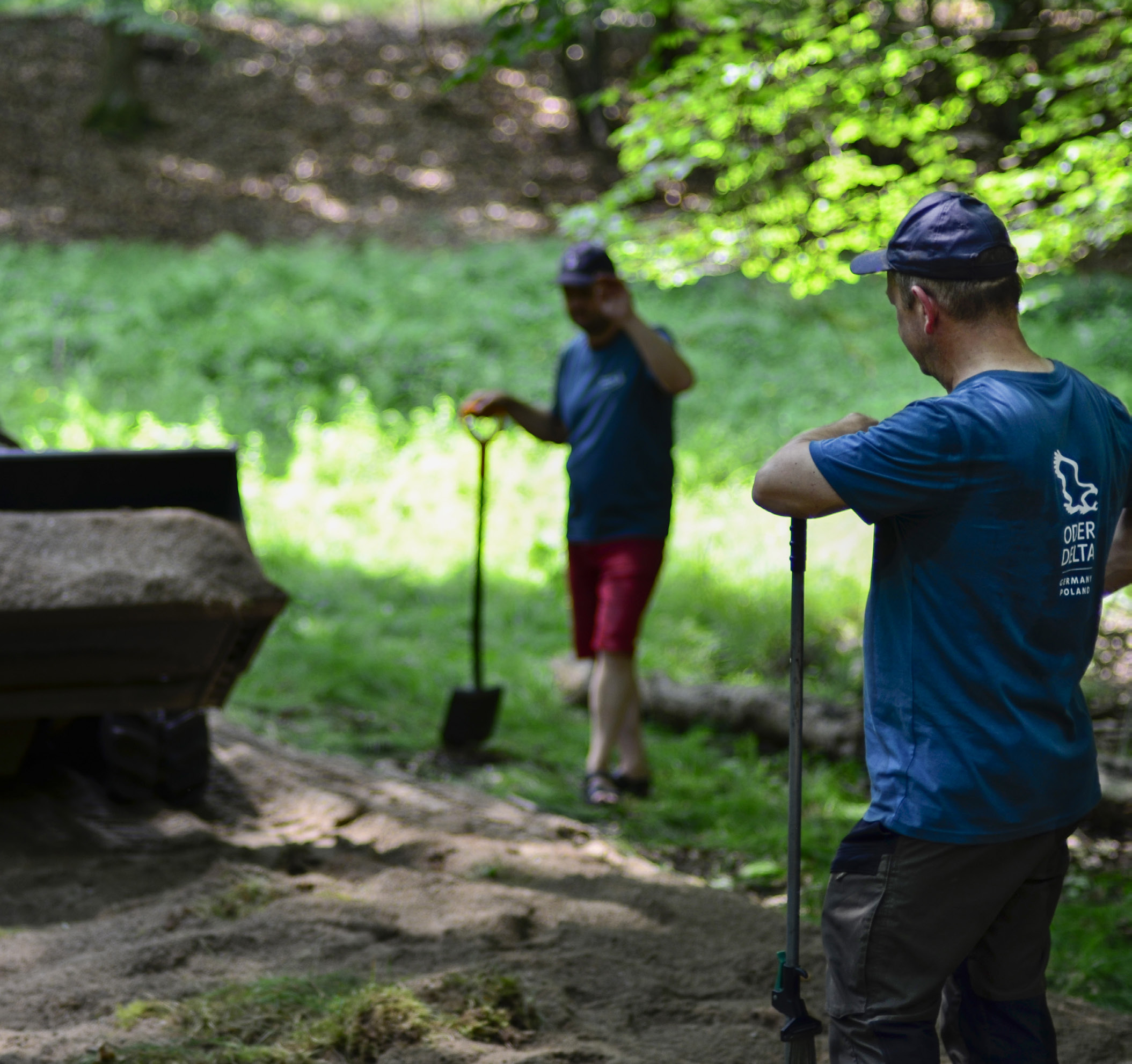 Prace terenowe mające na celu zamknięcie sztucznego rowu i ponowne nawodnienie obszaru, rzeka Gowienica, Delta Odry. 